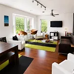 Bed & Breakfast House 5863- Chicago's Premier