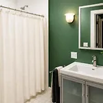 House 5863- Chicago's Premier Bed & Breakfast Chicago