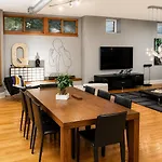 House 5863- Chicago's Premier 4* Chicago