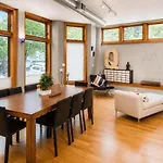 Bed & Breakfast House 5863- Chicago's Premier