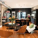 House 5863- Chicago's Premier Bed & Breakfast