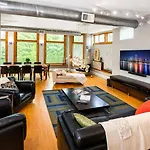 House 5863- Chicago's Premier 4*