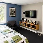 House 5863- Chicago's Premier