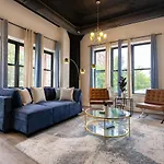 Group Friendly Spacious 3Br Suite With Optional Parking And Gym Access Sleeps 10 Guest Near Mccormick Place And Soldier Field