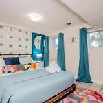 Walk To Train L Near Attractions And Ord L Free Parking L Patio