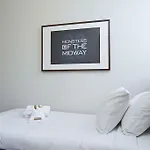 Six-Bedroom On N Lincoln Avenue Apt 3