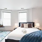 Studio On E Roosevelt Road Apt 705