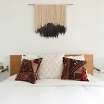 Two-Bedroom On N Halsted Street Apt 304