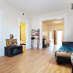 Grand 4 Bedroom Apartment- United Center