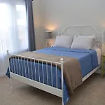 Beautiful 2 Bedroom Apartment By The Lake
