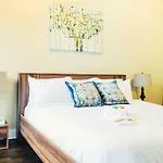 Architectural 2Br In Lincoln Park By Sonder