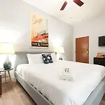 Sleek Studio In Lincoln Park By Sonder