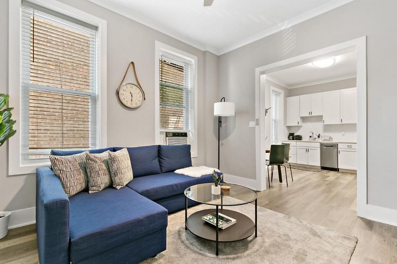 2br Comfy And Stylish In West Town - Erie 1r Apartment