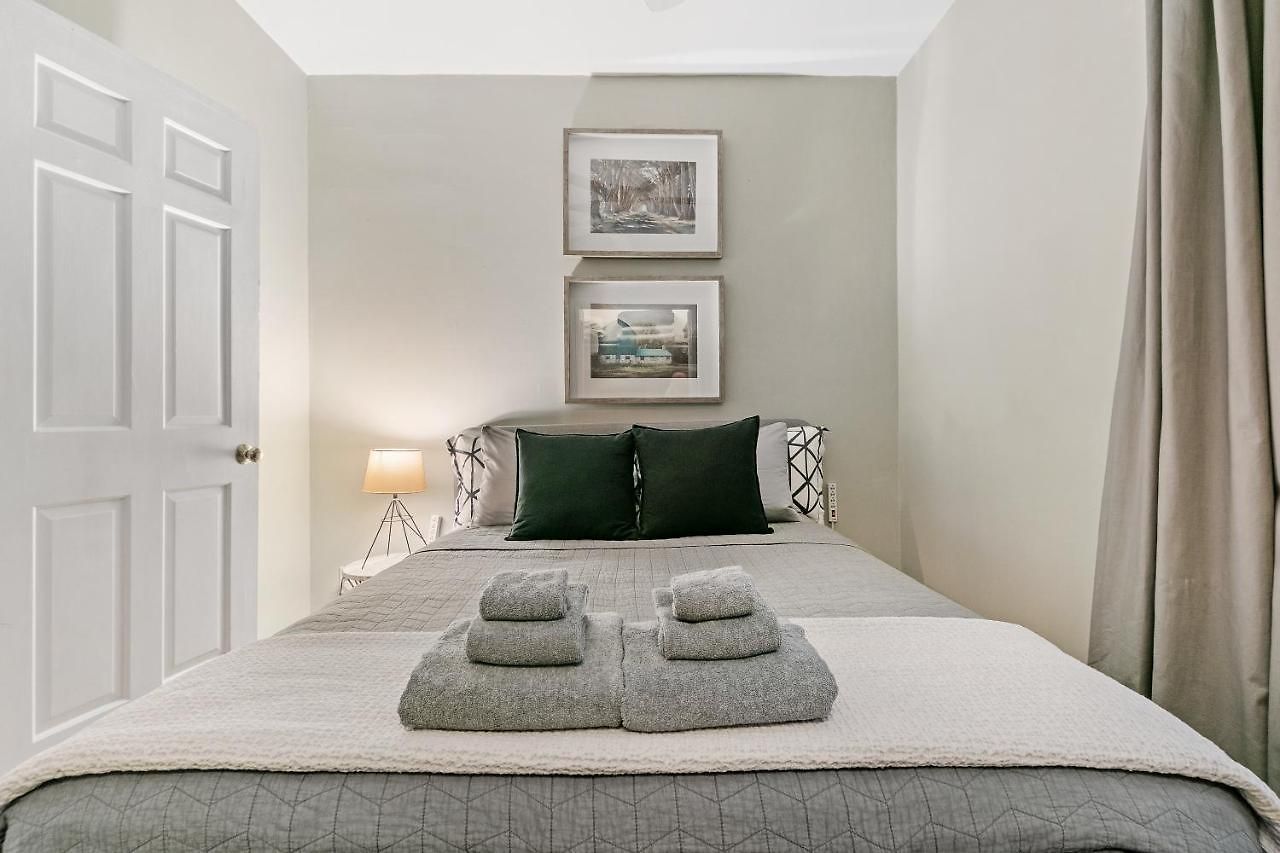 Stylish 2br Pad With Up-to-date Comforts - Halsted Rep