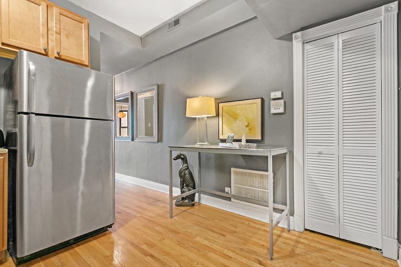 Stylish 2br Pad With Up-to-date Comforts - Halsted Rep Apartment Chicago