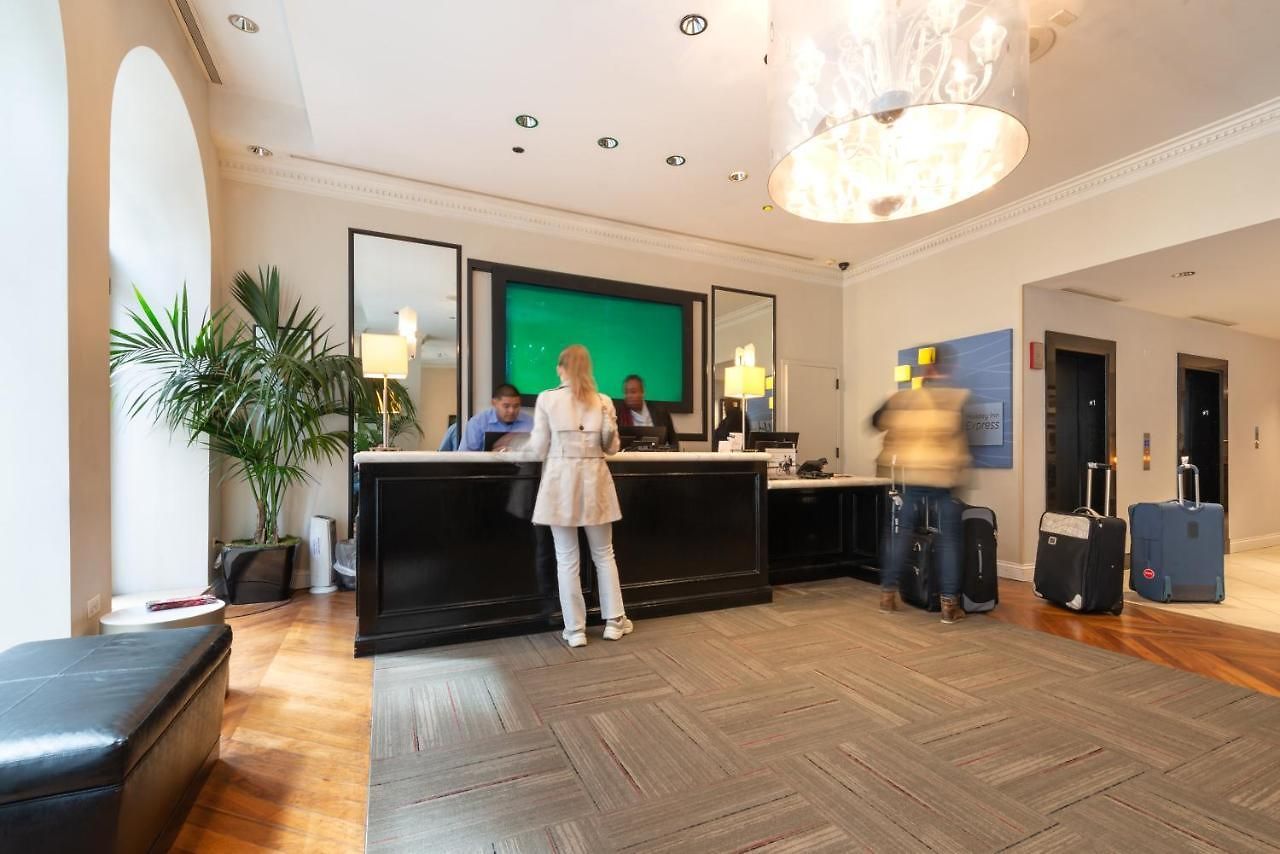 Hotel Express - Magnificent Mile By Ihg 3*
