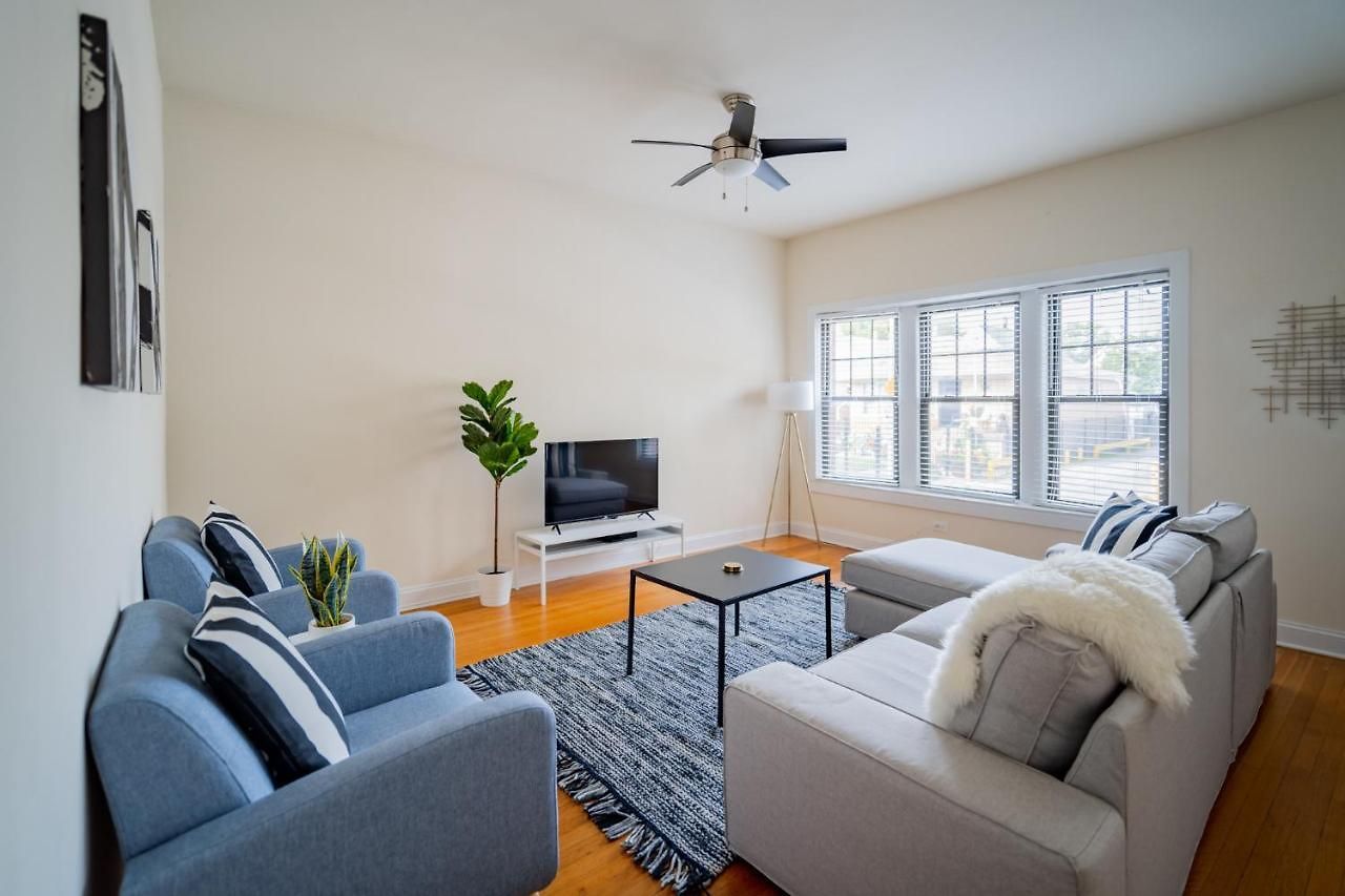 Apartment 3-bedroom Gem With In-unit Laundry - Lawndale 1 *