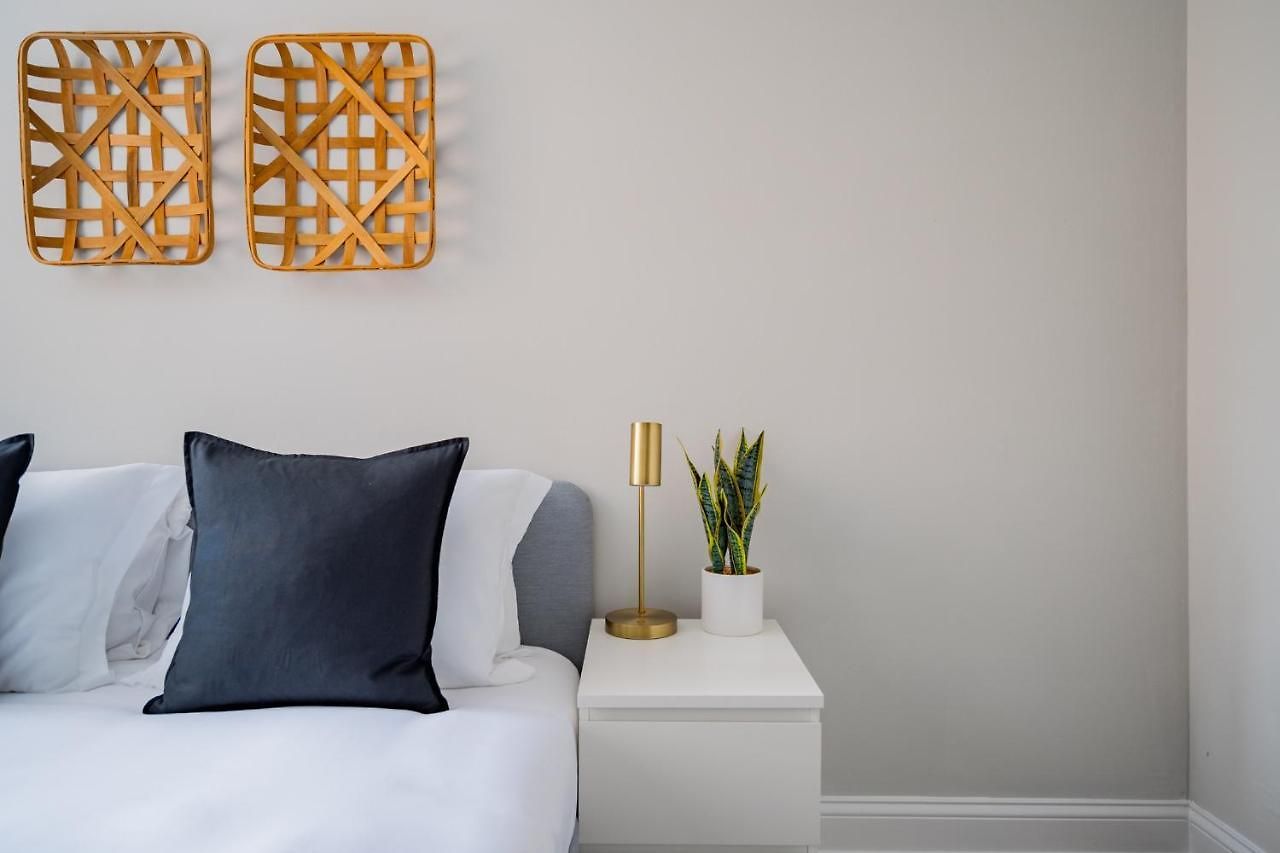 Comfy And Complete Near Boystown - Oakdale 317 Rep Apartment