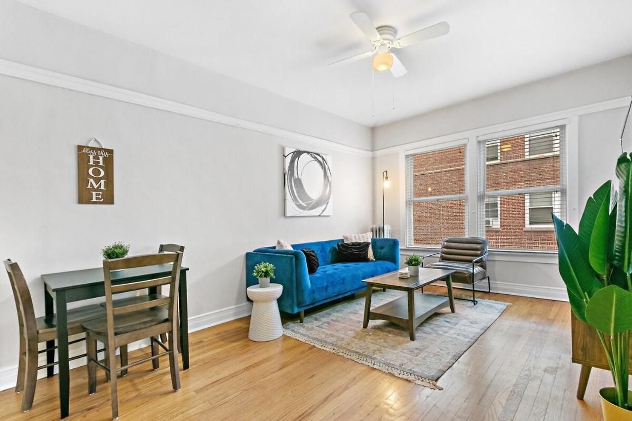 Convenient 2br Close To Shops, Dining, Loyola - Lunt 2s Apartment *