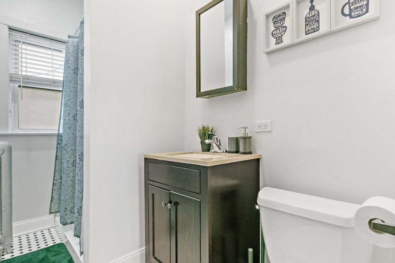Convenient 2br Close To Shops, Dining, Loyola - Lunt 2s Chicago