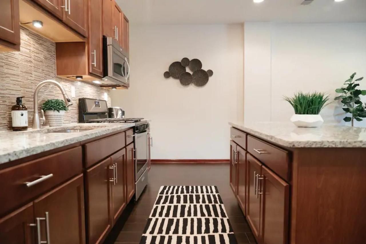 2br Airy & Tidy With Free Covered Parking - Modern