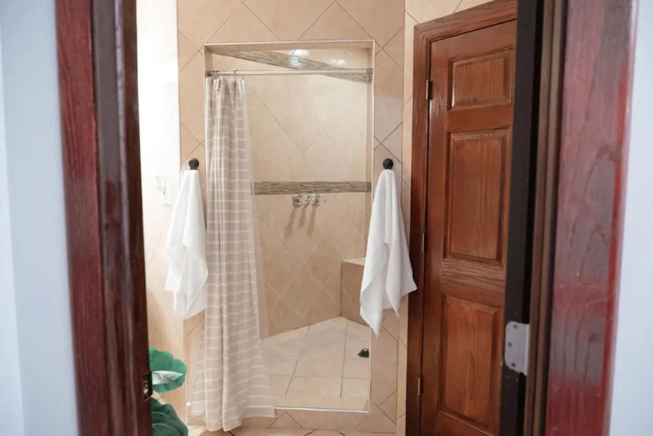 Apartment 2br Airy & Tidy With Free Covered Parking - Modern *