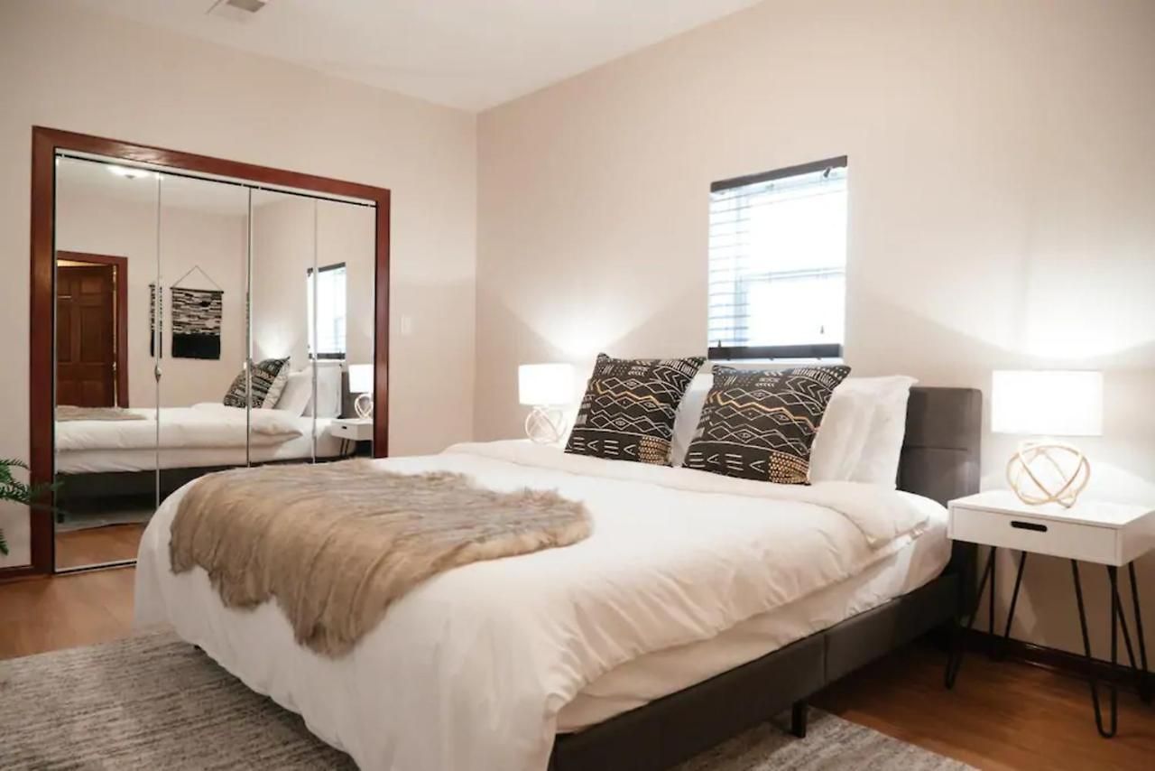 2br Airy & Tidy With Free Covered Parking - Modern Apartment Chicago