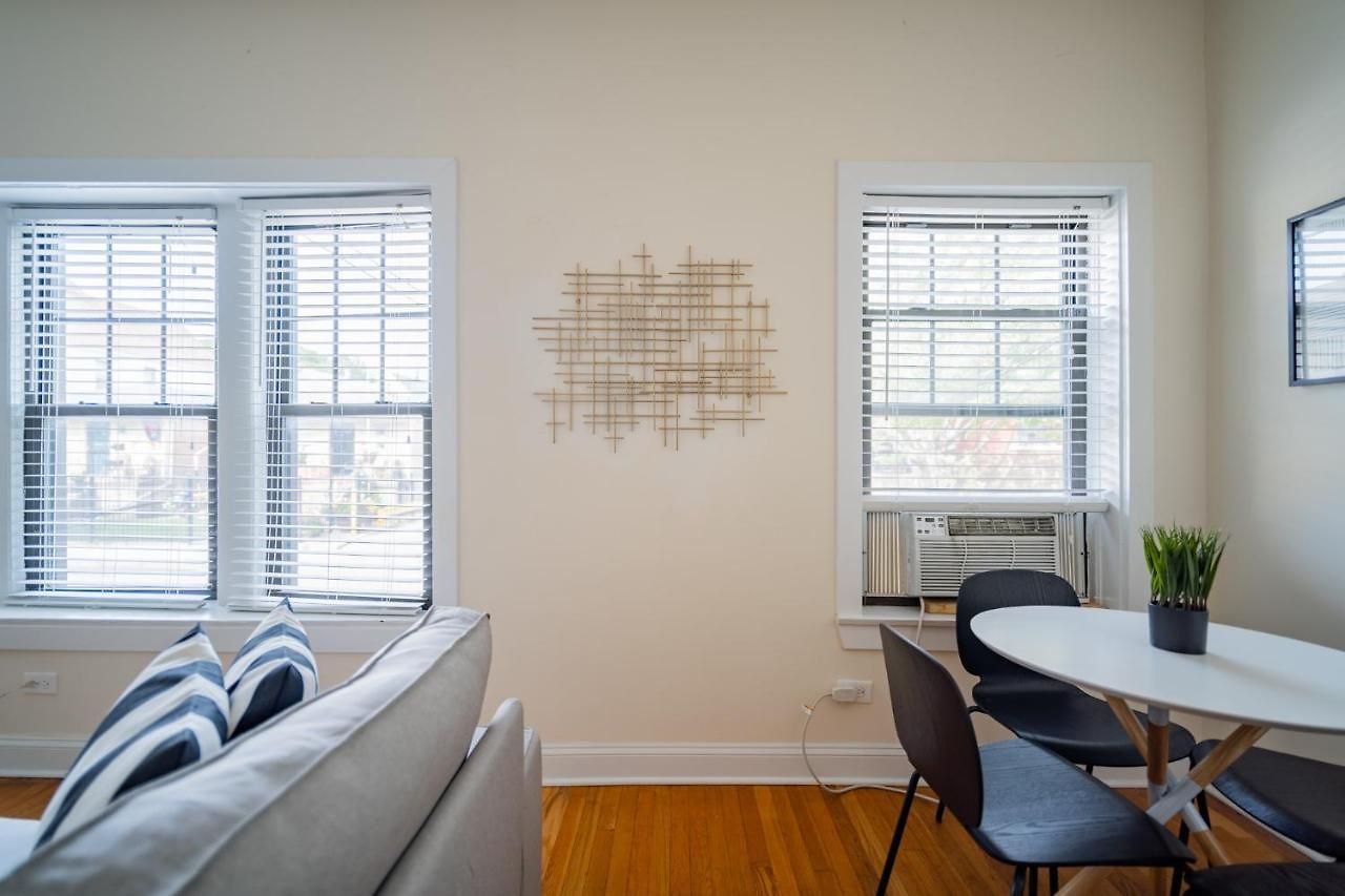 3-bedroom Gem With In-unit Laundry - Lawndale 1 Apartment *