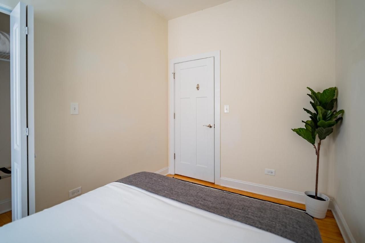 3-bedroom Gem With In-unit Laundry - Lawndale 1 Apartment Chicago