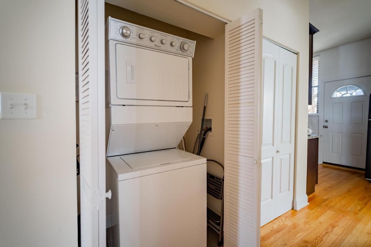 3-bedroom Gem With In-unit Laundry - Lawndale 1 Apartment