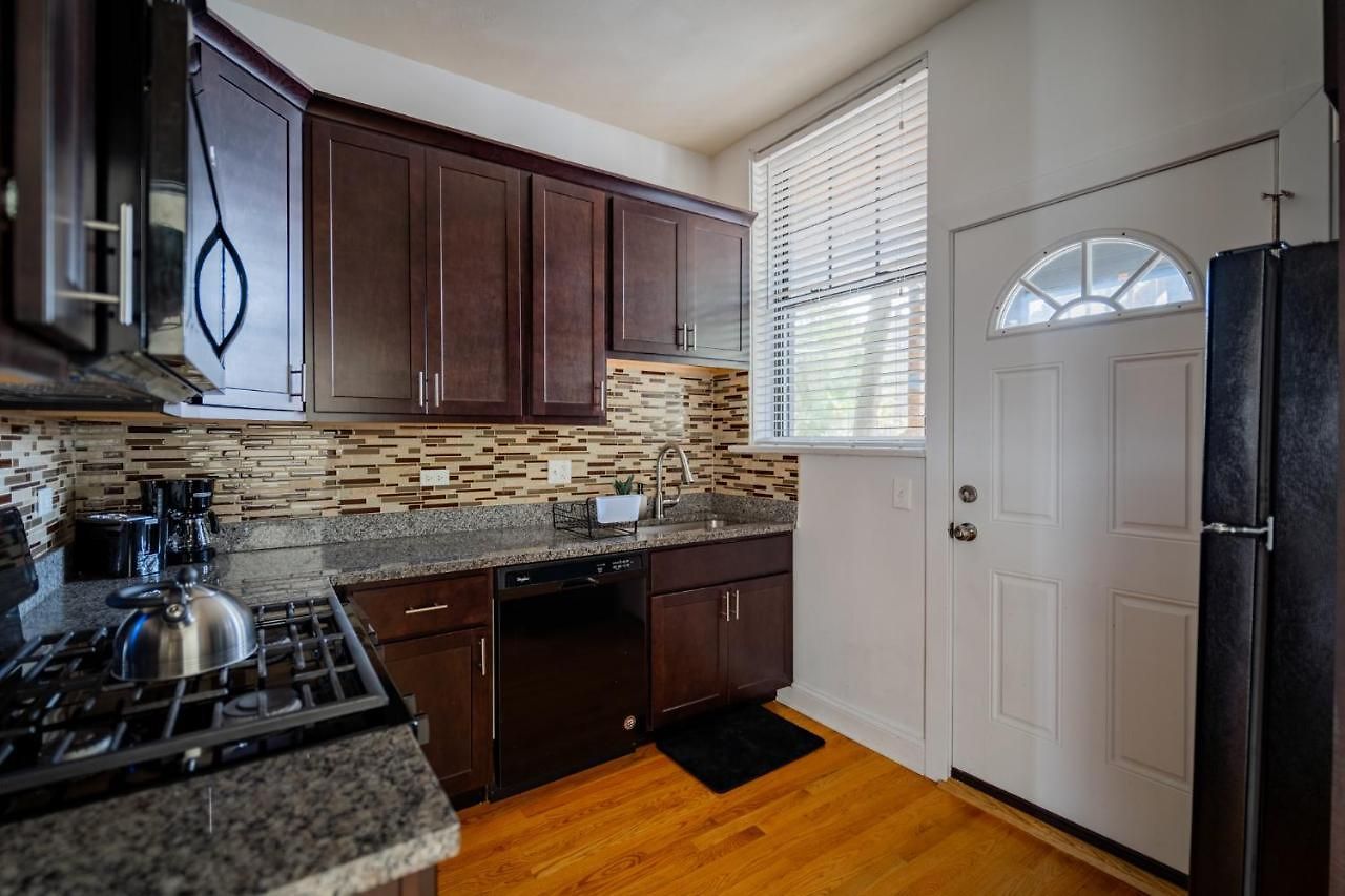3-bedroom Gem With In-unit Laundry - Lawndale 1 Apartment Chicago