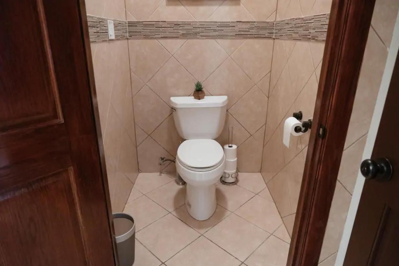 Apartment 2br Airy & Tidy With Free Covered Parking - Modern