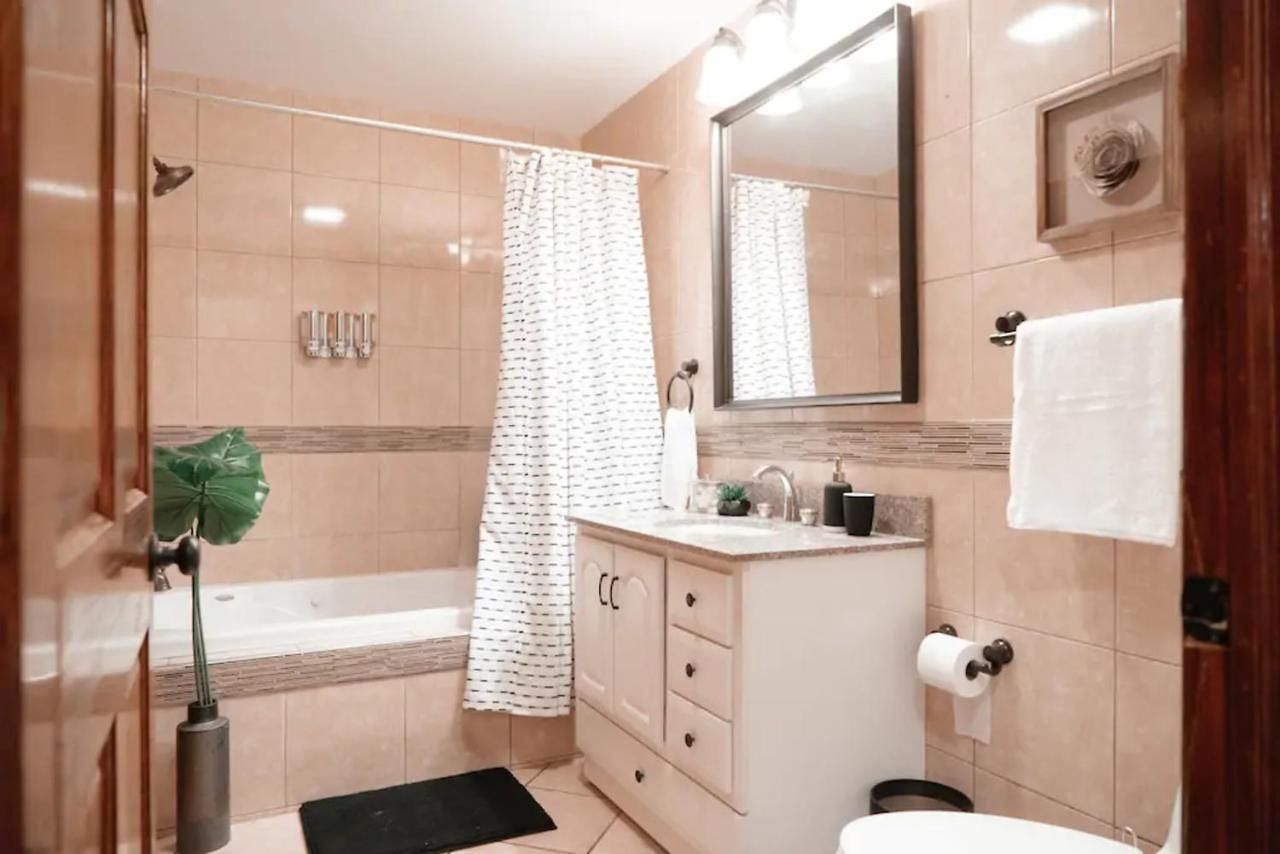 2br Airy & Tidy With Free Covered Parking - Modern * Chicago