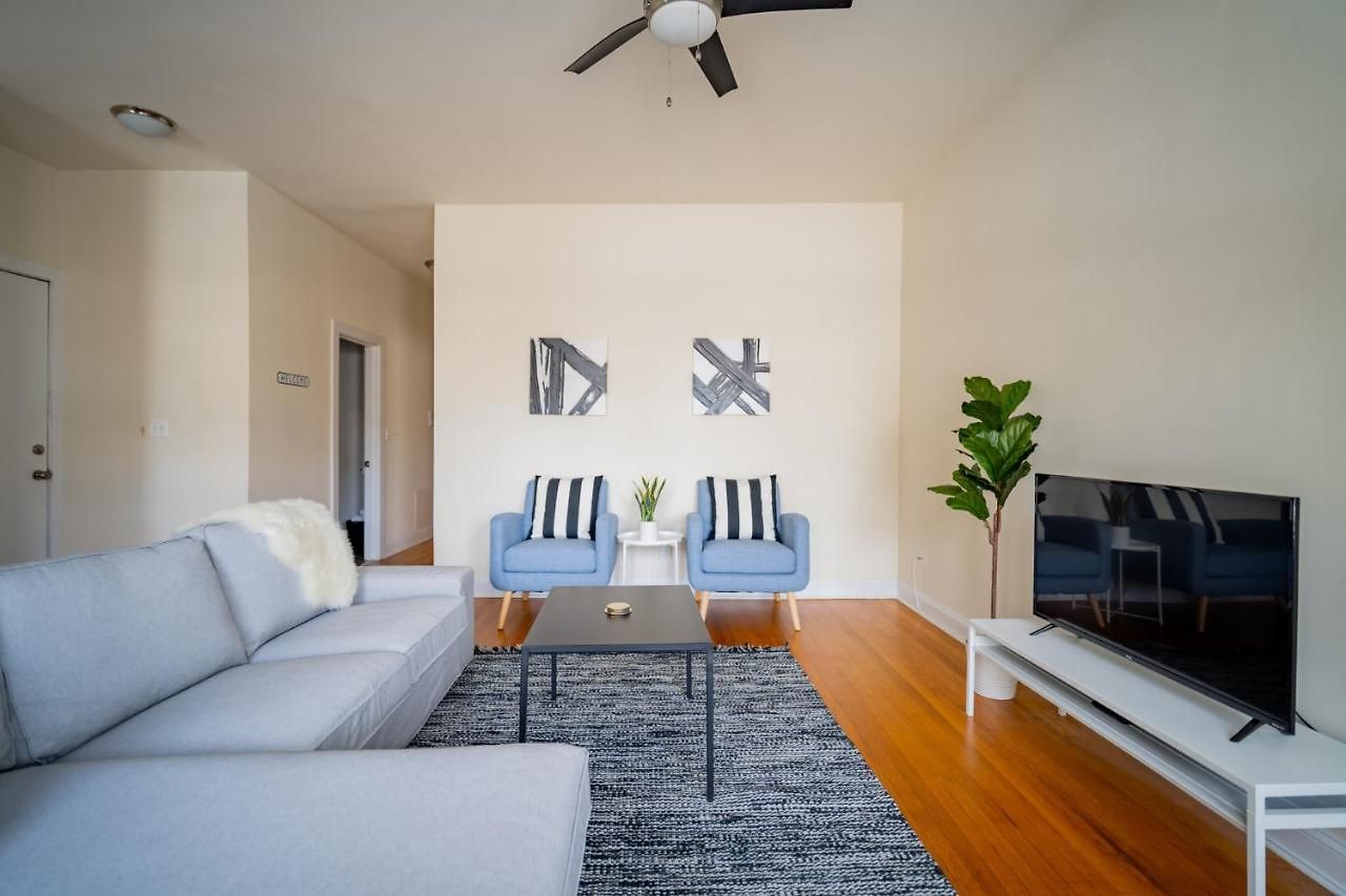 Apartment 3-bedroom Gem With In-unit Laundry - Lawndale 1