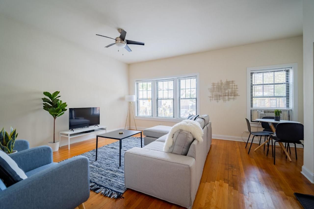 Apartment 3-bedroom Gem With In-unit Laundry - Lawndale 1