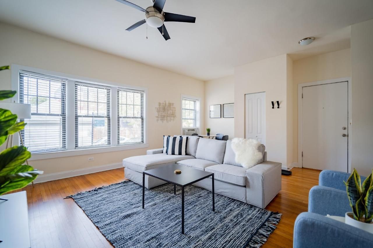 3-bedroom Gem With In-unit Laundry - Lawndale 1 Apartment
