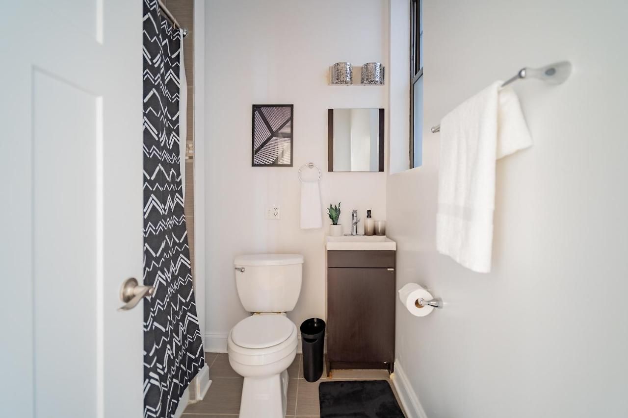 Apartment 3-bedroom Gem With In-unit Laundry - Lawndale 1 *