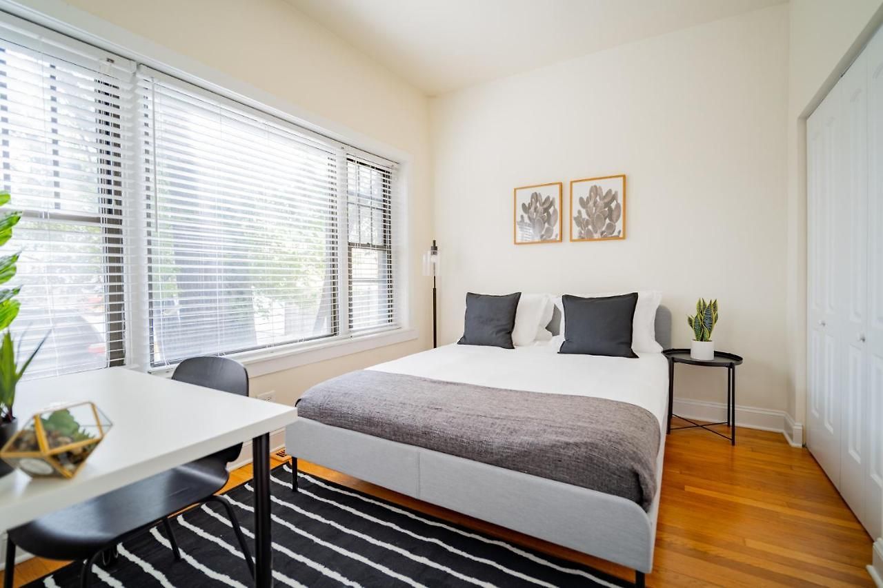 Apartment 3-bedroom Gem With In-unit Laundry - Lawndale 1 *