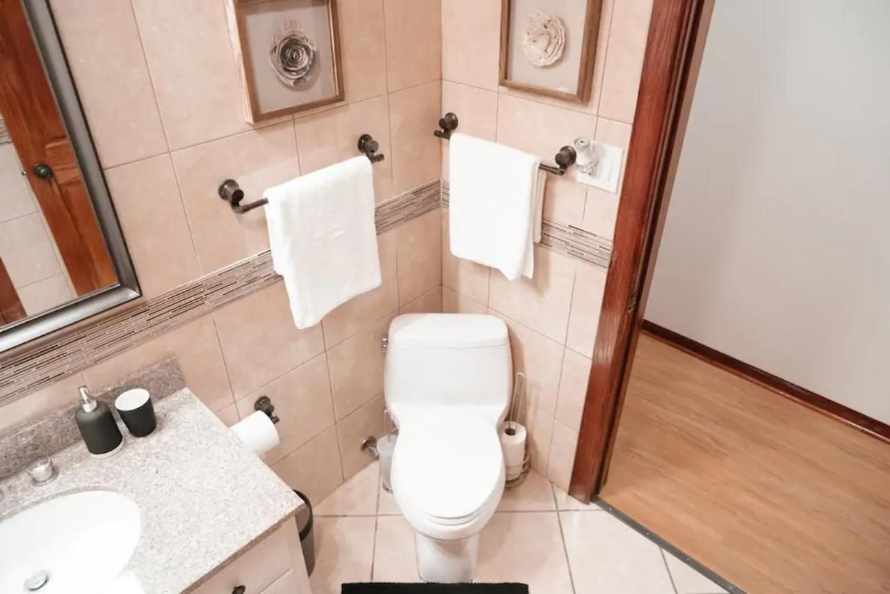 2br Airy & Tidy With Free Covered Parking - Modern Apartment *