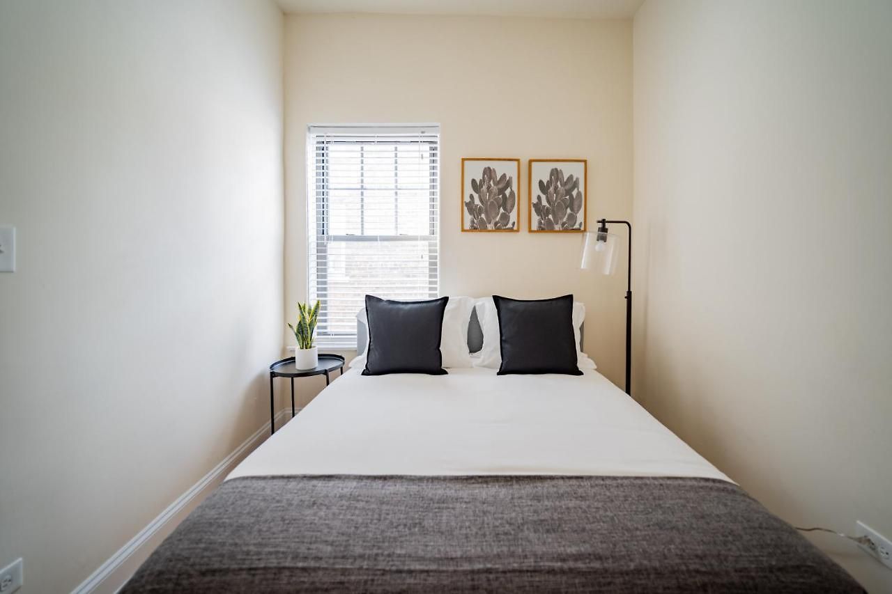 3-bedroom Gem With In-unit Laundry - Lawndale 1 Apartment *