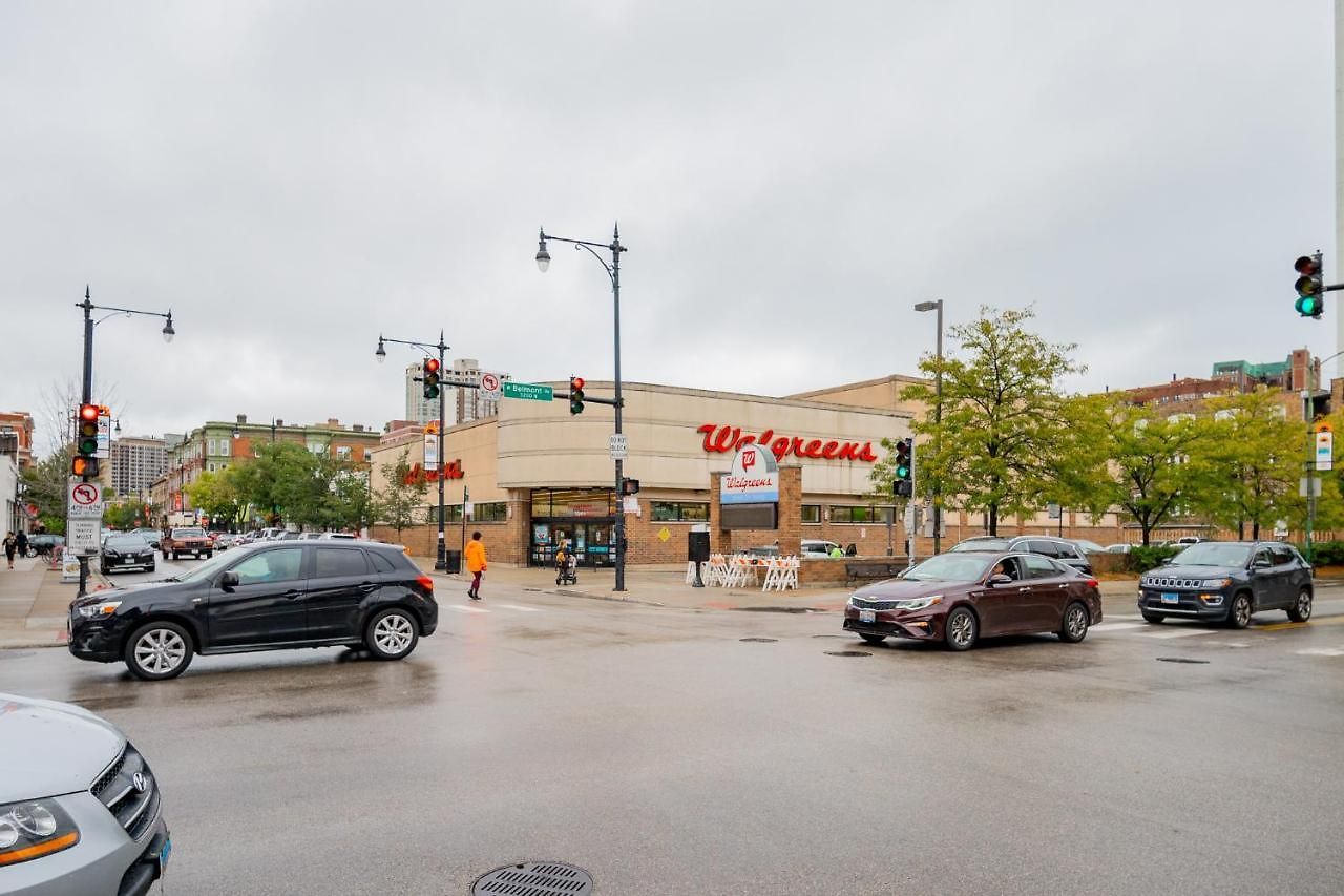 Comfy And Complete Near Boystown - Oakdale 317 Rep Apartment