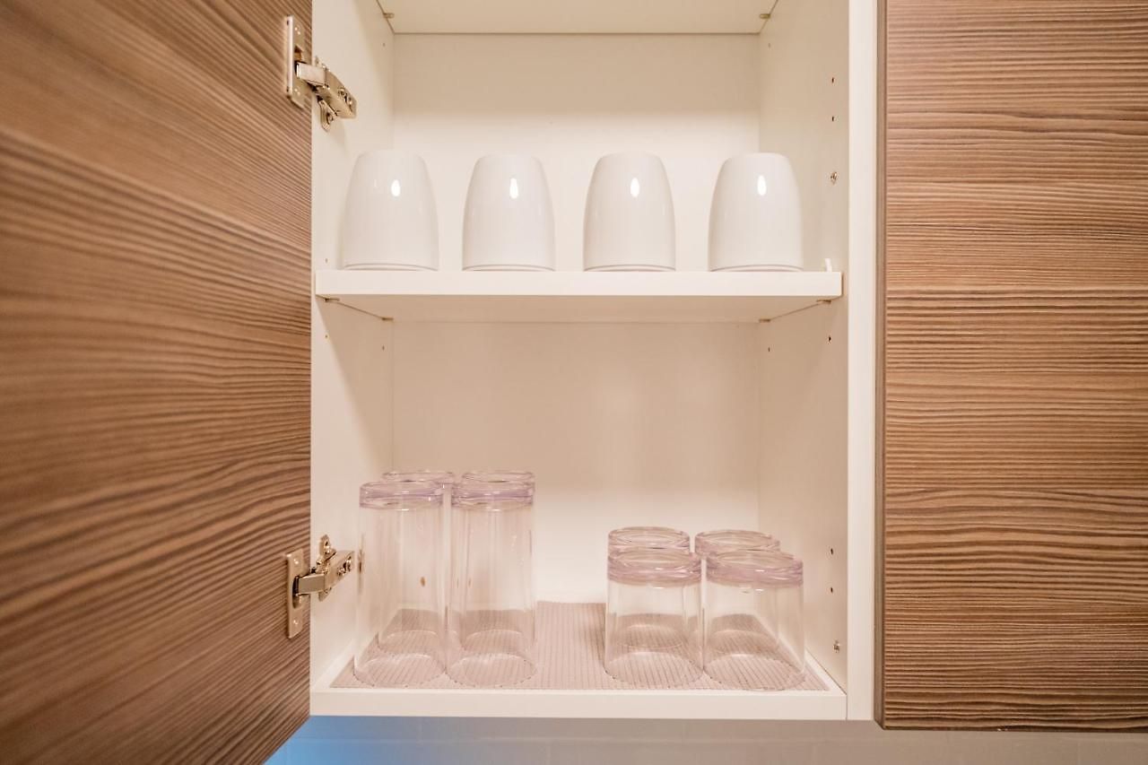 Comfy And Complete Near Boystown - Oakdale 317 Rep Apartment