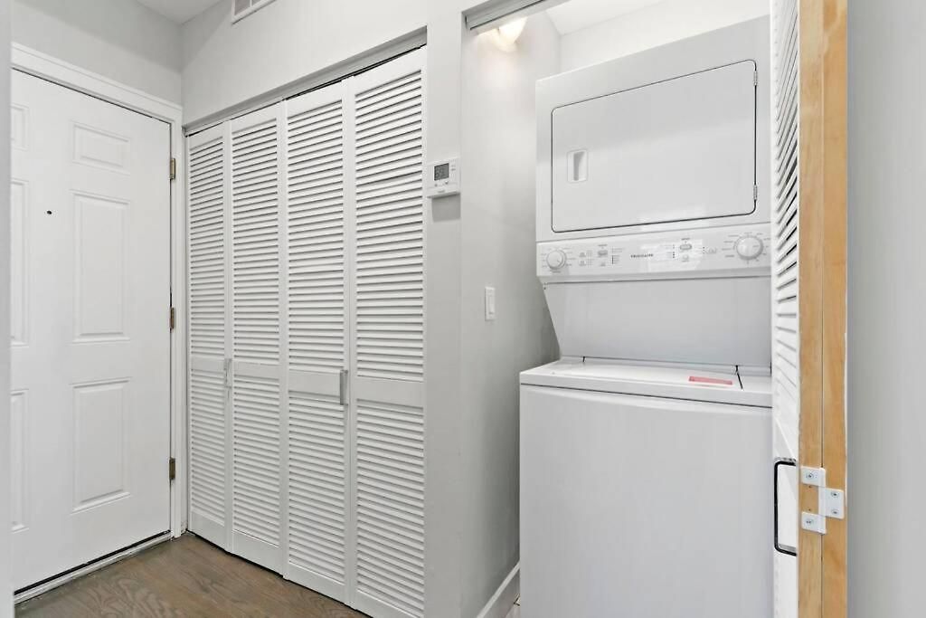 Cozy & Modern 3br - Division 201w 301w Rep Apartment