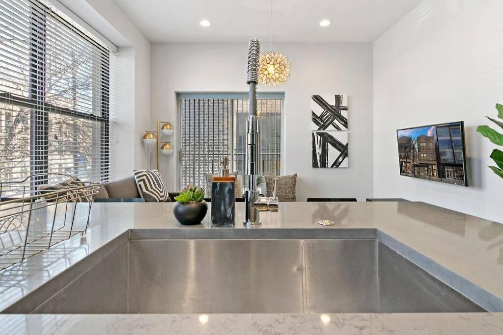 Cozy & Modern 3br - Division 201w 301w Rep Apartment