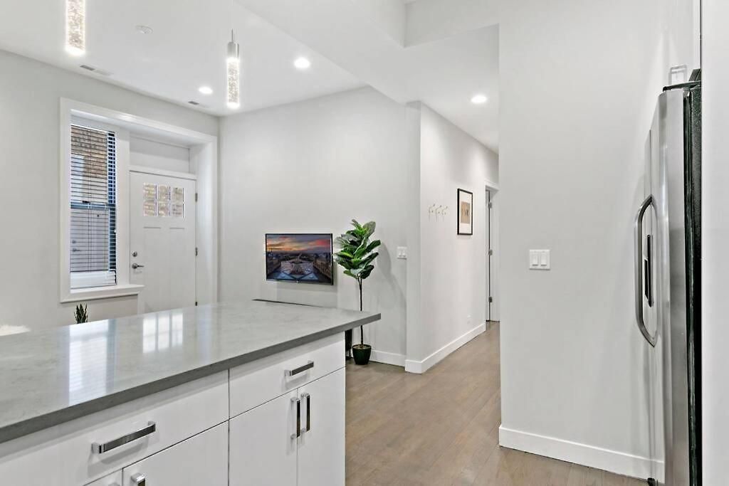 2br Trendy Urban - Division 102w 202w 302w Rep Apartment *