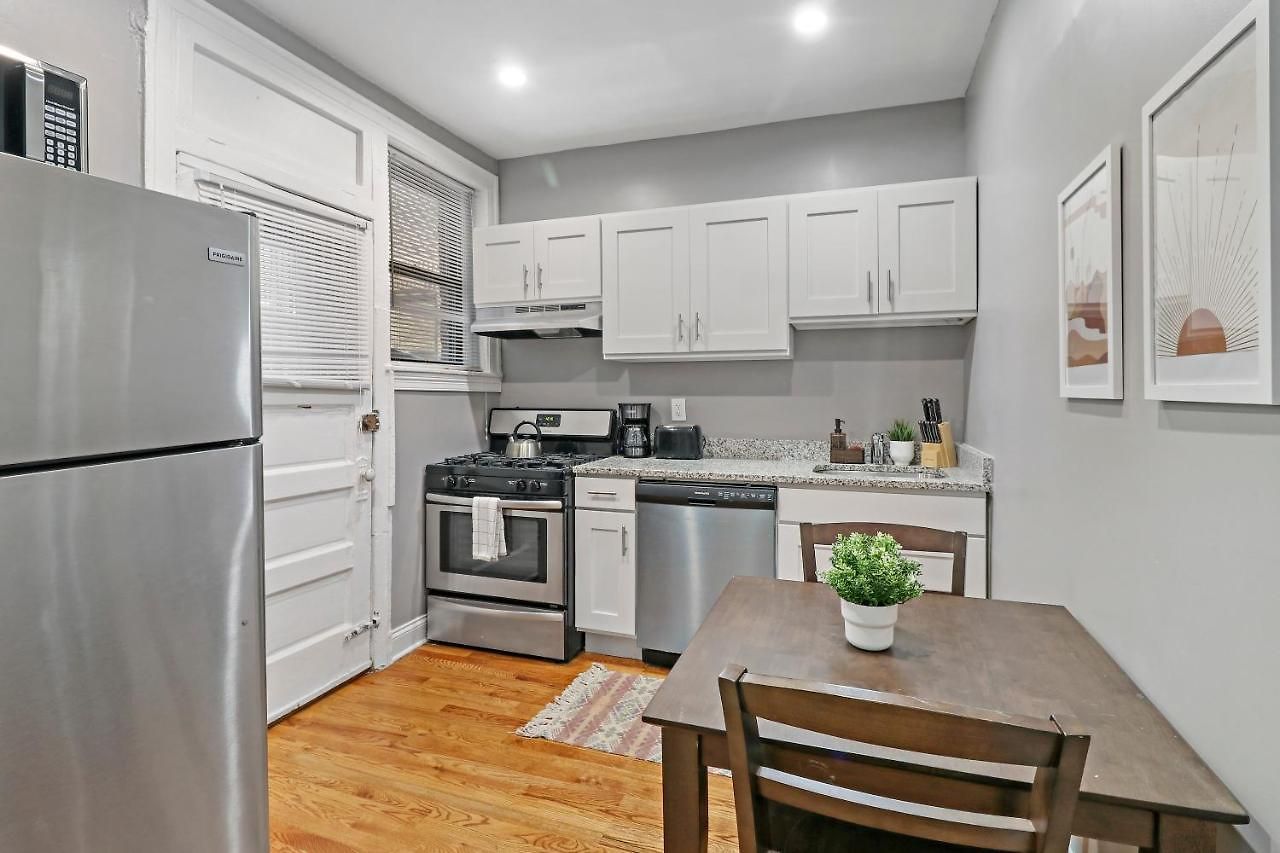 Apartment Modern 3br Apt In Boystown, 12-min Walk To Wrigley - Stratford 1s Chicago