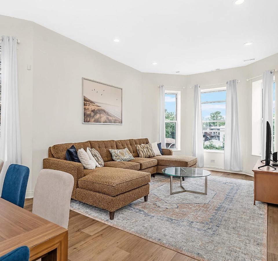 Spacious 5-br Next To Transit Free Parking Apartment *