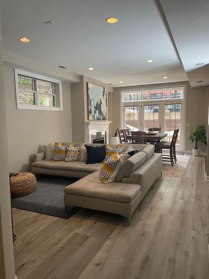 Amazing 3br 3 Ba In Apartment Chicago