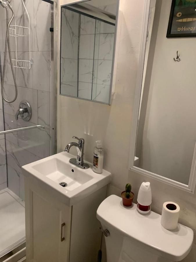 Hollywood Llc Homestay Chicago