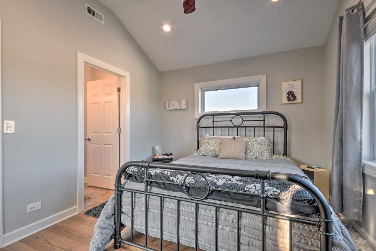 With Balcony Walk To Cta Stations! Apartment Chicago